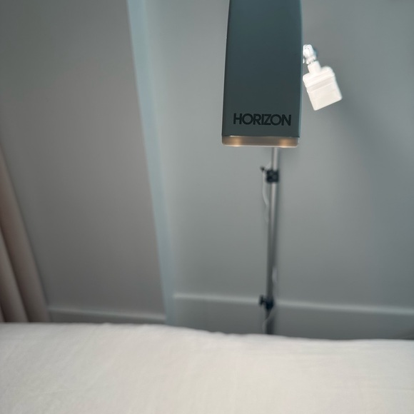 GLAMCOR GLOBAL - Horizon white/silver + Flat Base Stand - Picture 2 of 3